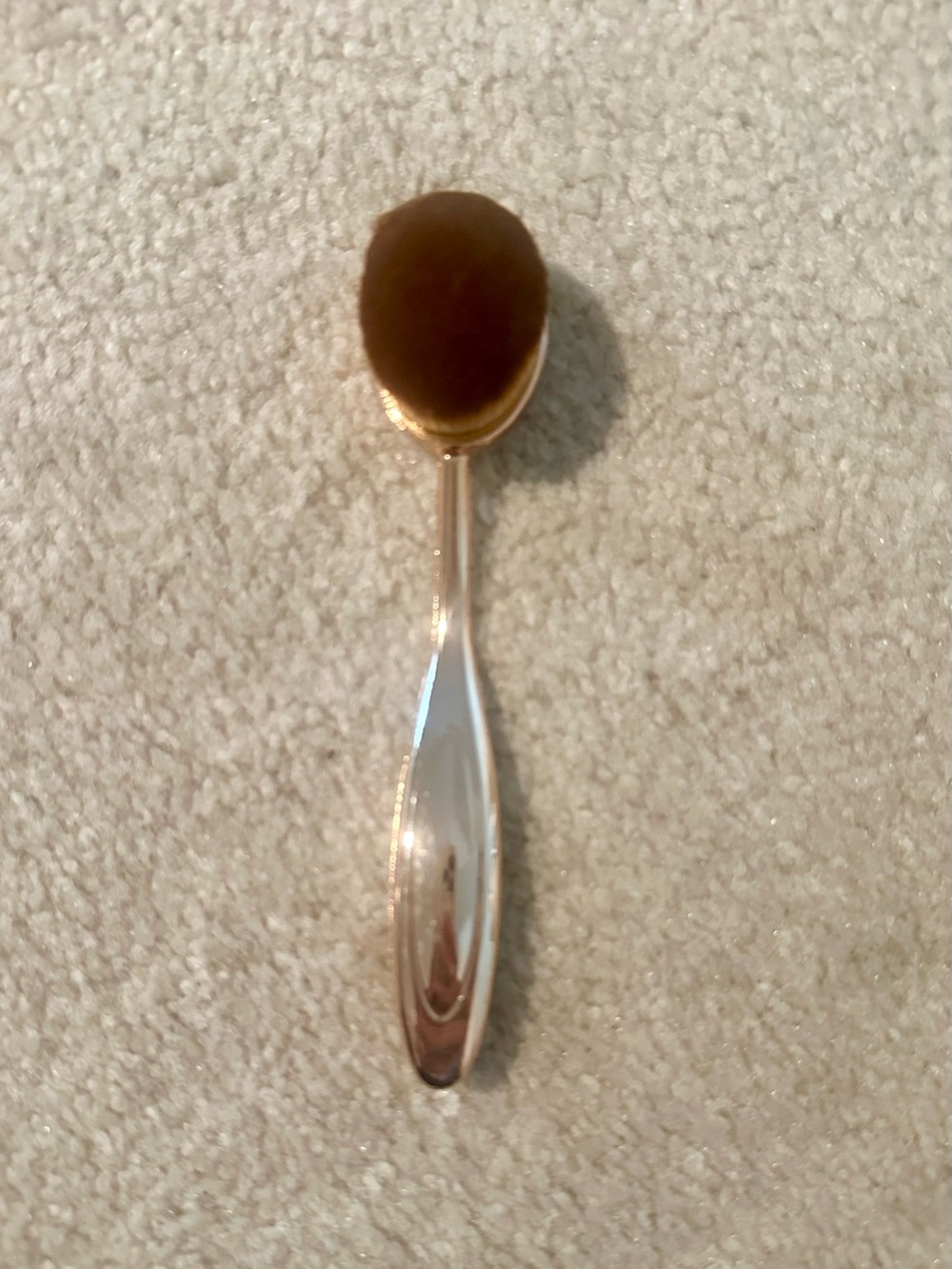 Oval Makeup Brush with Brown Bristles and Gold-Toned Handle